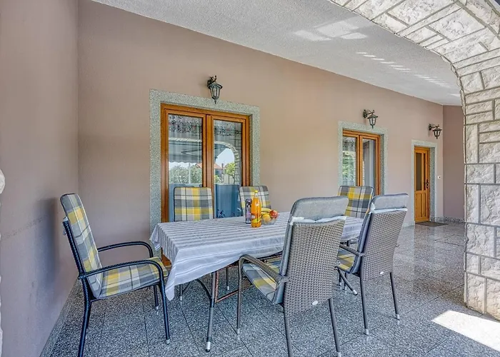 Будинок відпочинку House Monte Grande Пула